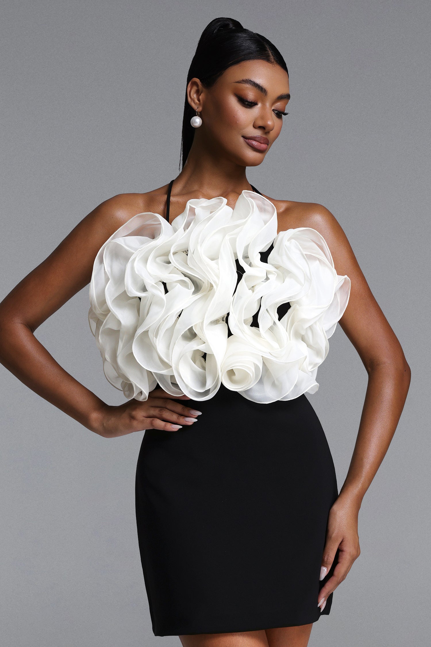 BLACK AND WHITE MINI DRESS WITH AN IMPRESSIVE FLORAL MOUNTAIN