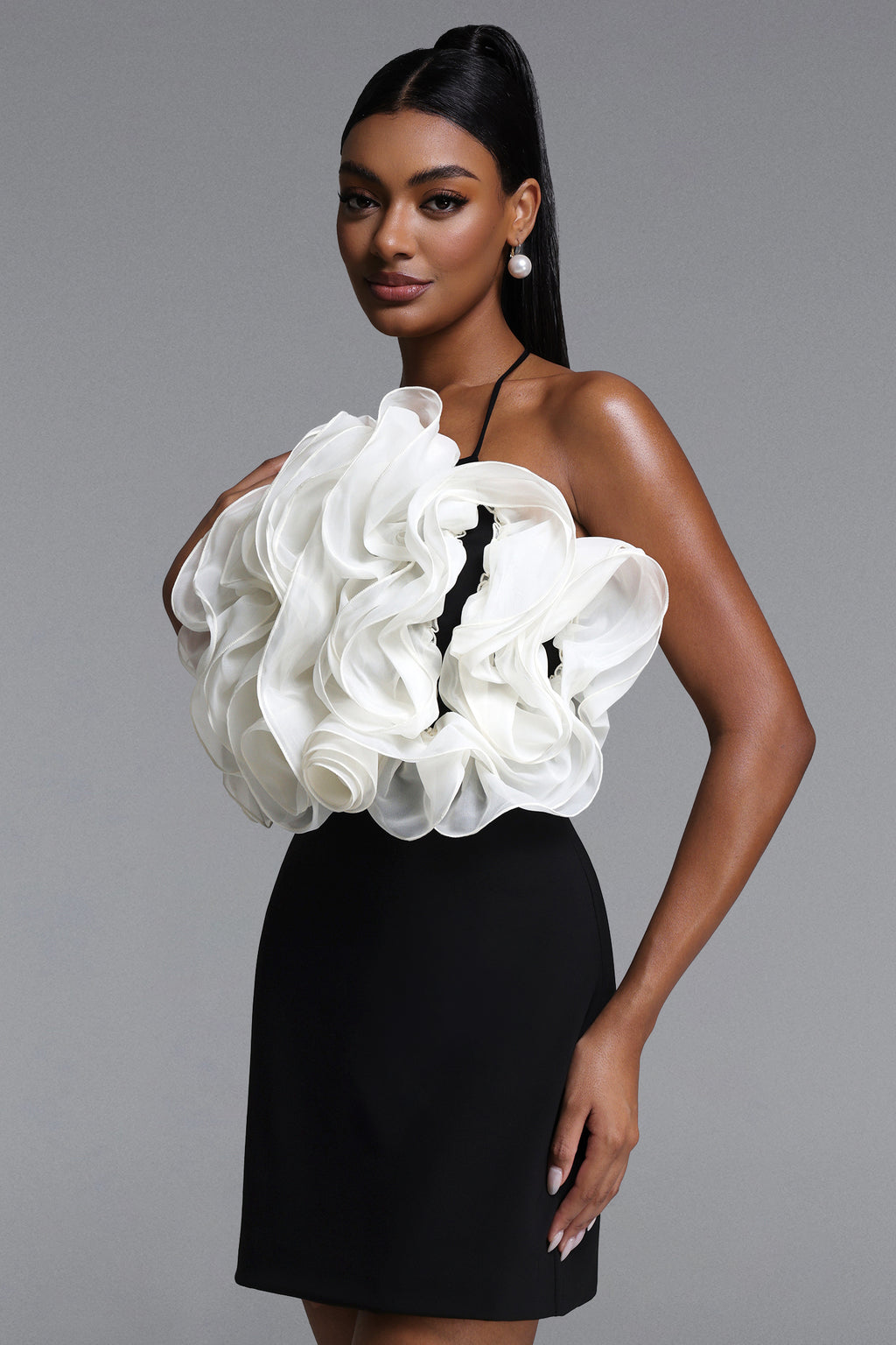BLACK AND WHITE MINI DRESS WITH AN IMPRESSIVE FLORAL MOUNTAIN