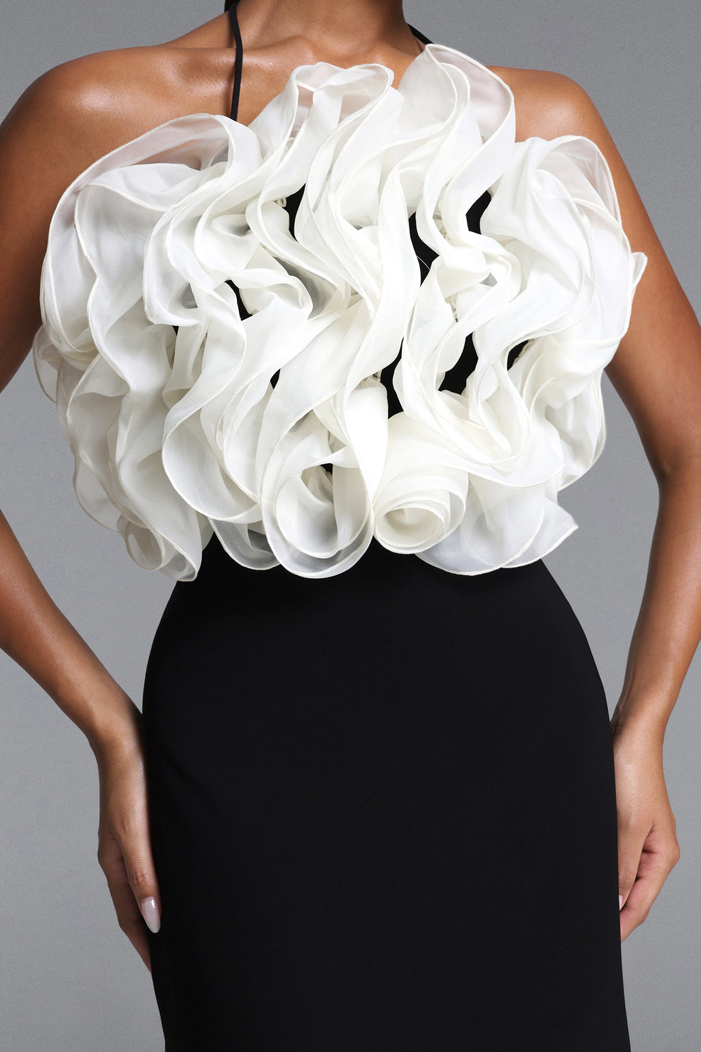 BLACK AND WHITE MINI DRESS WITH AN IMPRESSIVE FLORAL MOUNTAIN