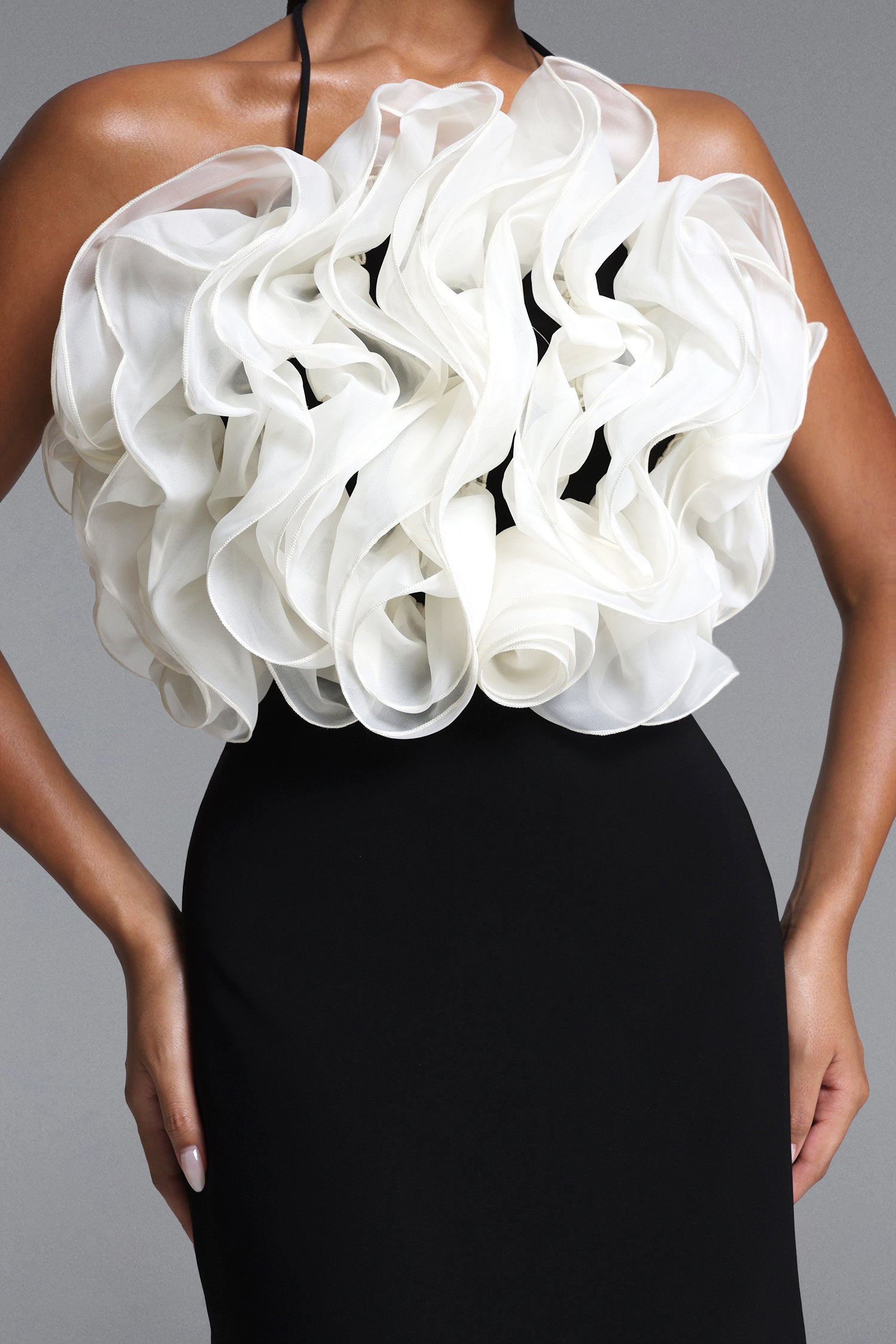 BLACK AND WHITE MINI DRESS WITH AN IMPRESSIVE FLORAL MOUNTAIN