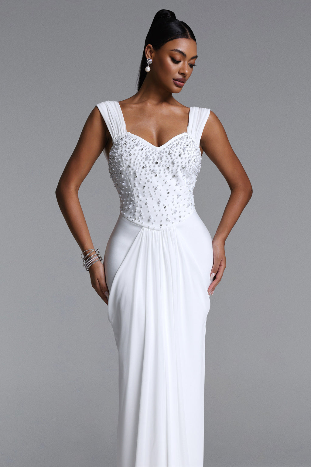 MAXI'S WHITE DRESS WITH CRYSTALS AND WRINKLES