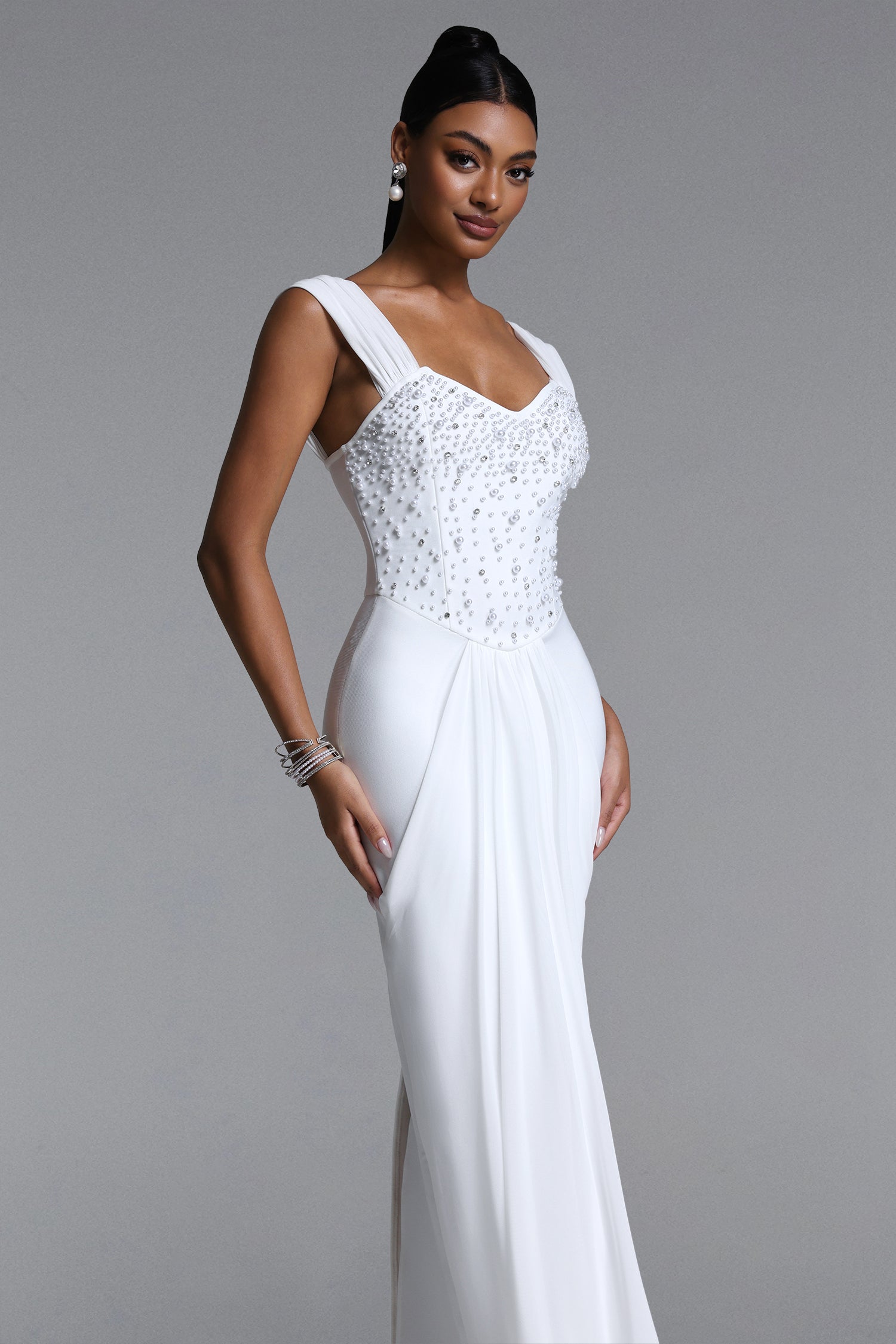 MAXI'S WHITE DRESS WITH CRYSTALS AND WRINKLES