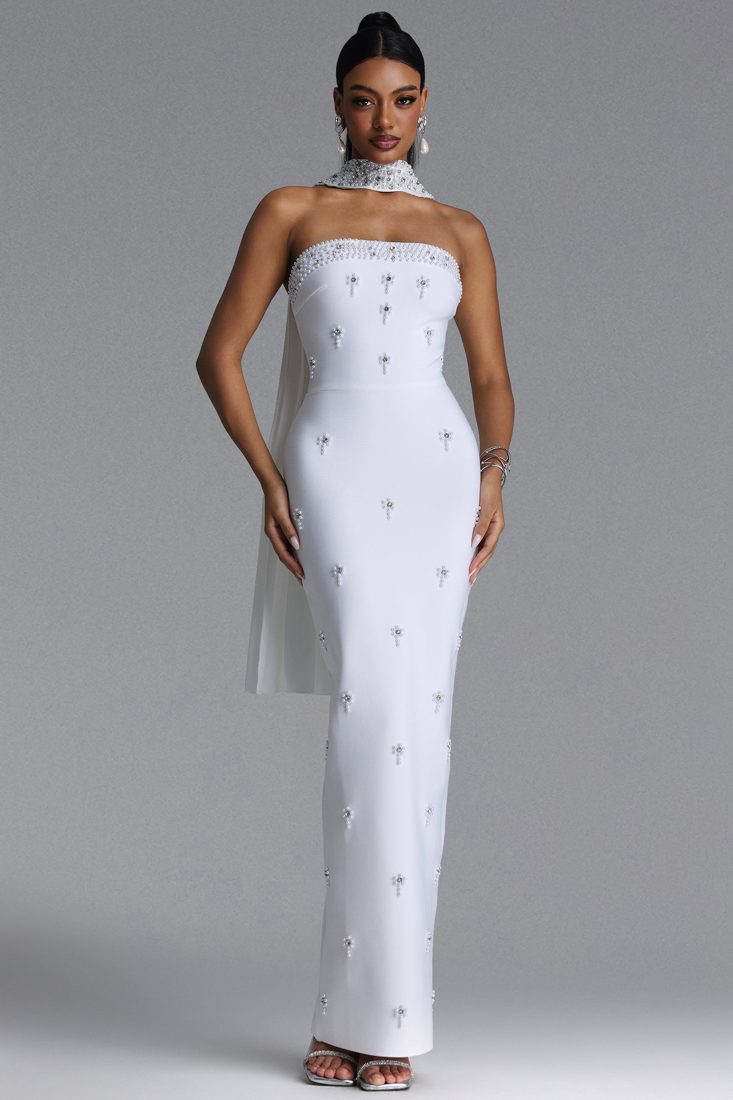 MAXI'S WHITE STRAPLESS DRESS WITH CRYSTALS AND A DECORATIVE SCARF