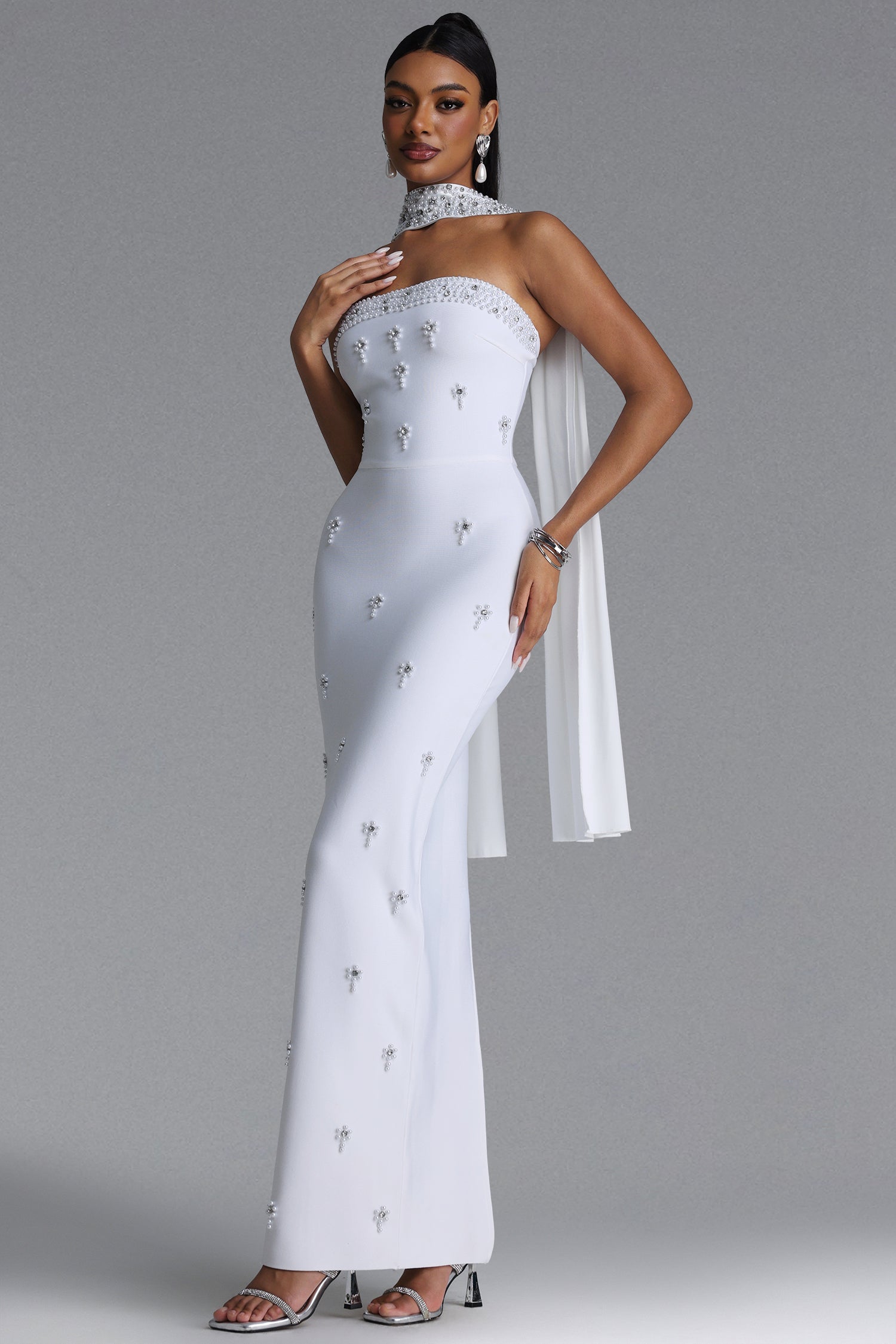 MAXI'S WHITE STRAPLESS DRESS WITH CRYSTALS AND A DECORATIVE SCARF