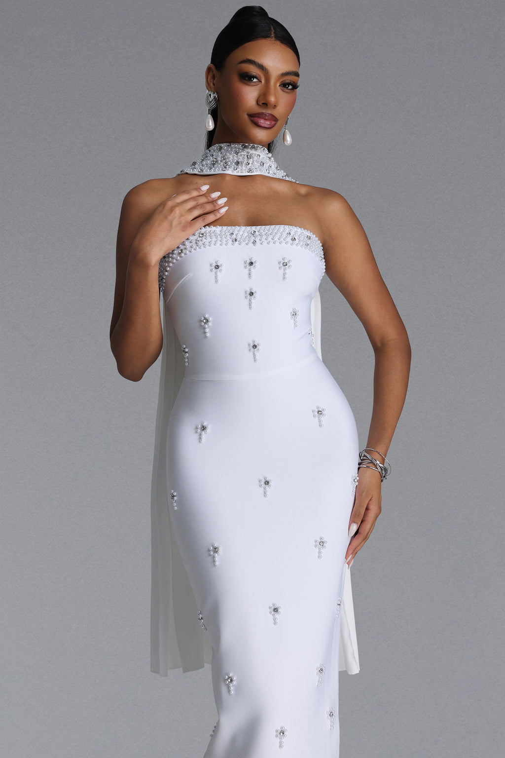 MAXI'S WHITE STRAPLESS DRESS WITH CRYSTALS AND A DECORATIVE SCARF