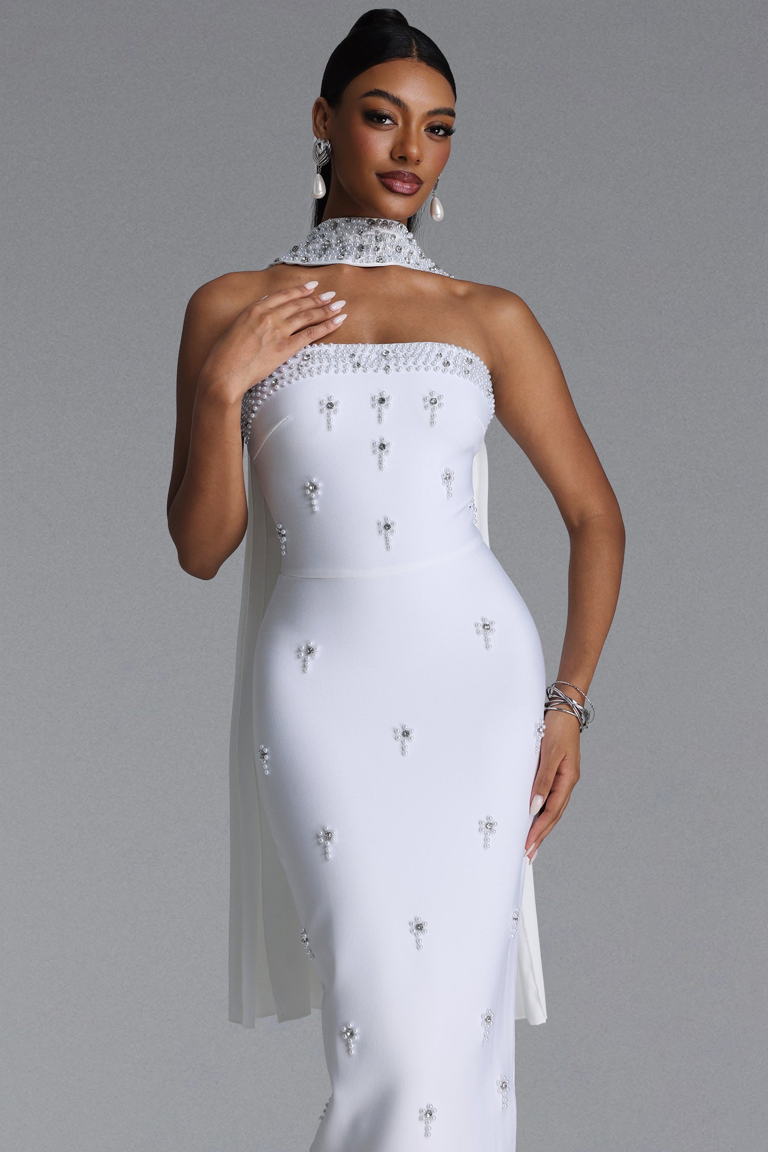 MAXI'S WHITE STRAPLESS DRESS WITH CRYSTALS AND A DECORATIVE SCARF