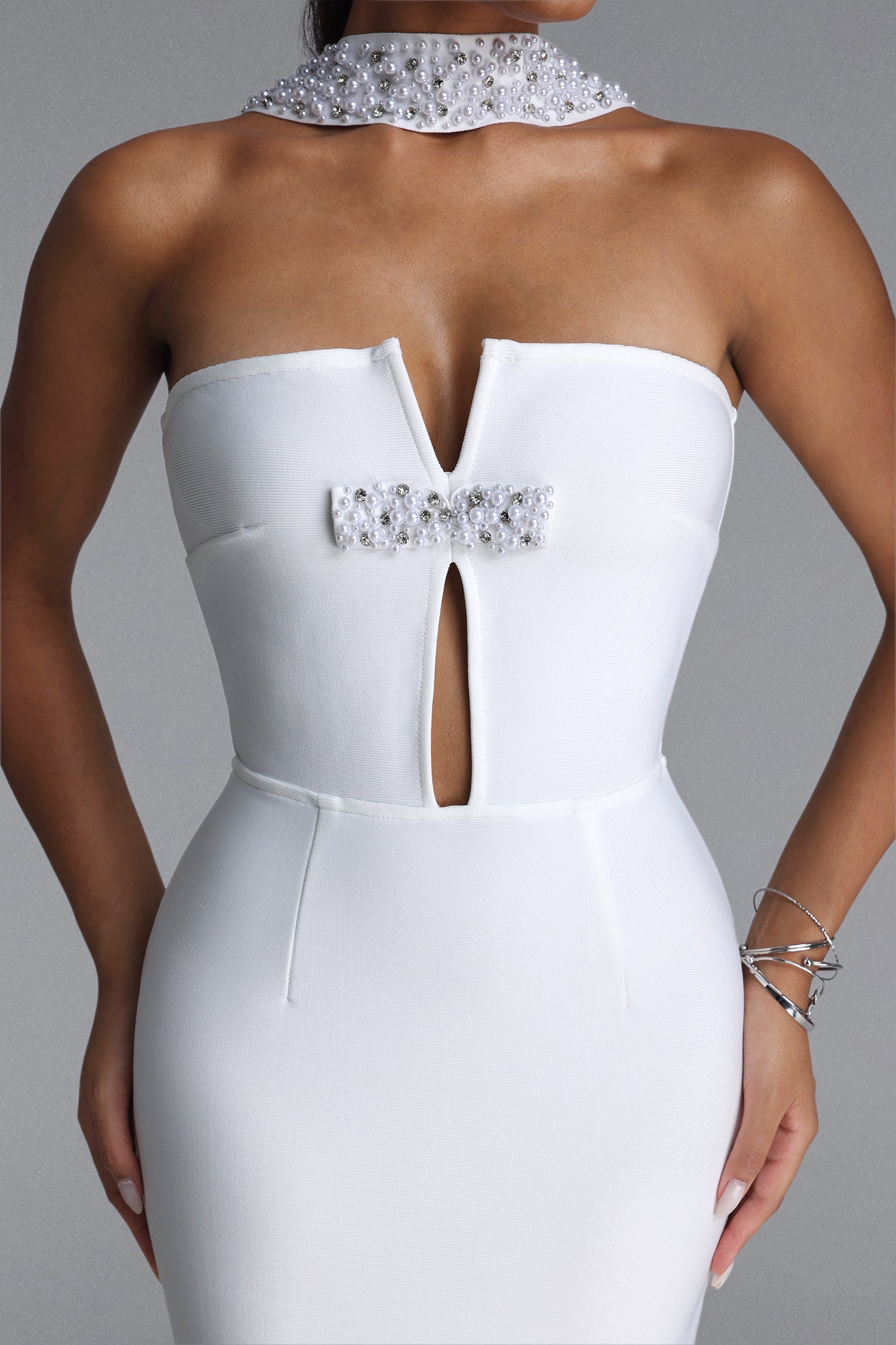 WHITE MAXI DRESS WITHOUT STRAPS WITH CUTOUT AND PEARL DETAIL