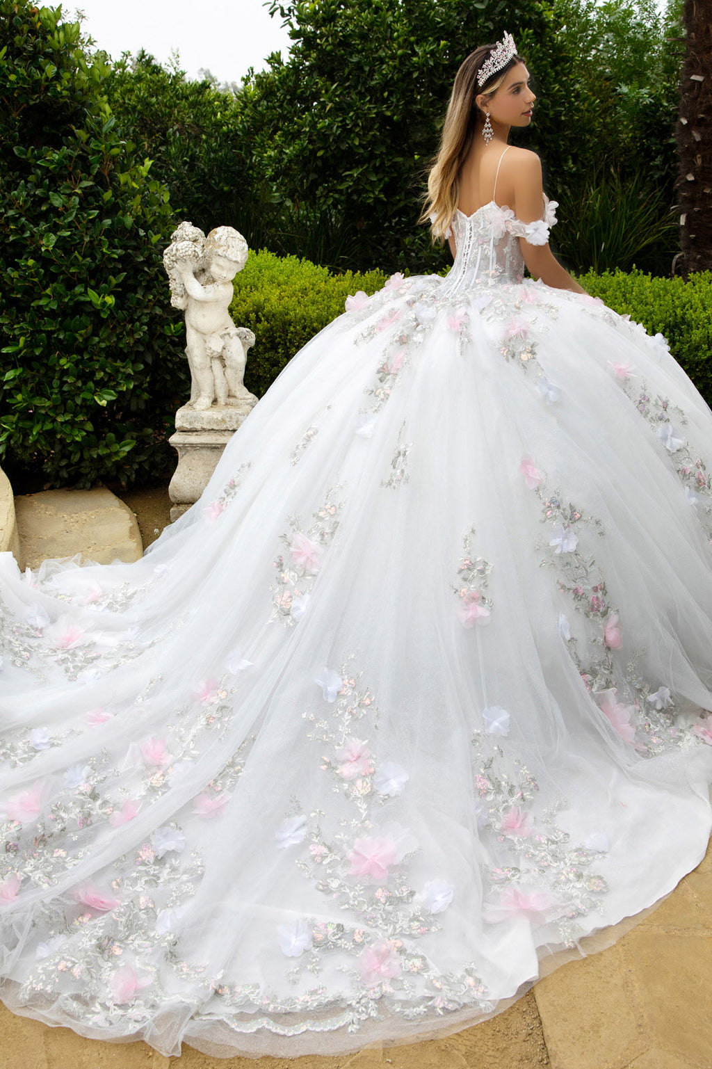 Elegant Exquisite 3D Flower Applique Embellished Scallop Gown for Wedding