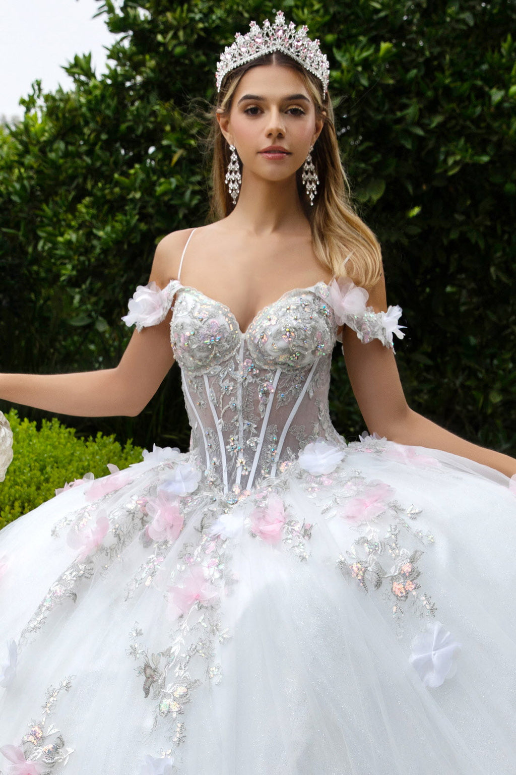 Elegant Exquisite 3D Flower Applique Embellished Scallop Gown for Wedding