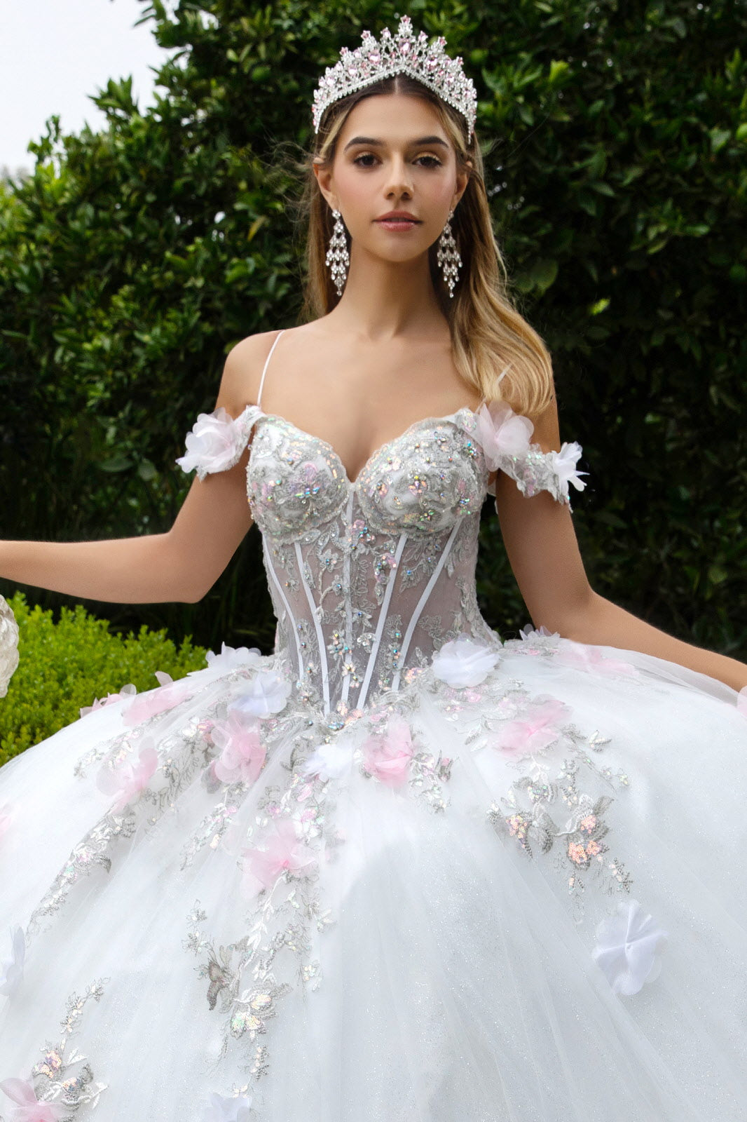 Elegant Exquisite 3D Flower Applique Embellished Scallop Gown for Wedding