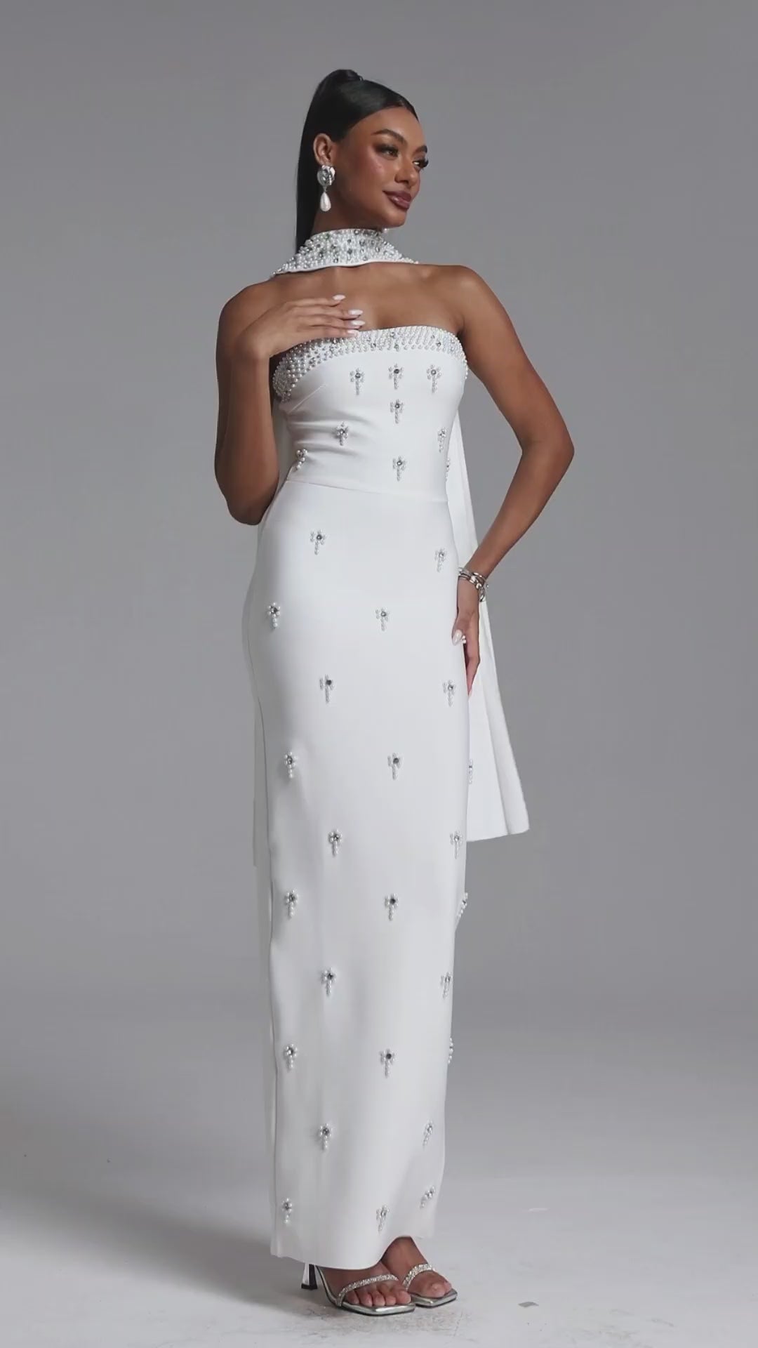 MAXI'S WHITE STRAPLESS DRESS WITH CRYSTALS AND A DECORATIVE SCARF
